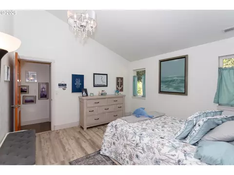 Bedroom - 1496 S 57th St, Springfield, OR 97478 photo 4 of 8