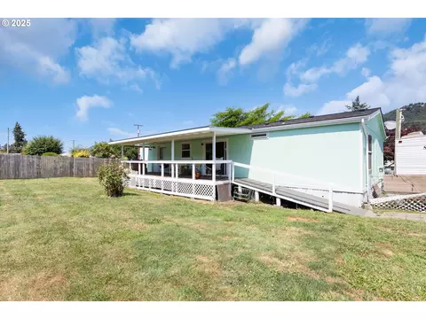 1060 Cornutt St, Myrtle Creek, OR 97457