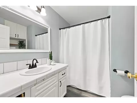 Bath - 340 Patricia Dr, Gladstone, OR 97027 photo 3 of 4