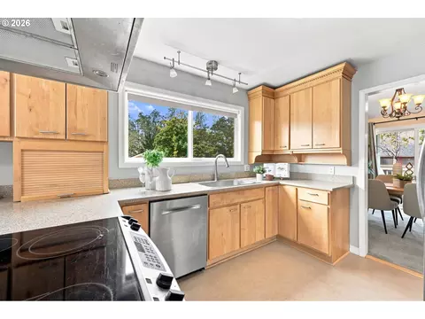Kitchen - 340 Patricia Dr, Gladstone, OR 97027 photo 2 of 2