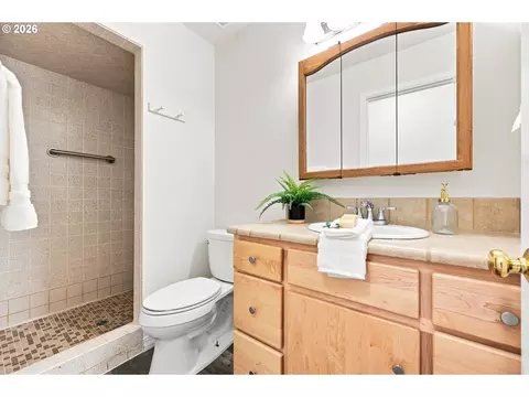 Bath - 340 Patricia Dr, Gladstone, OR 97027 photo 4 of 4