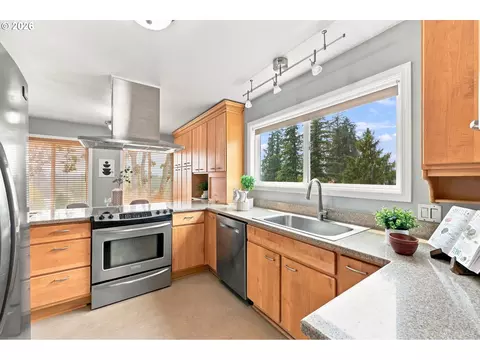 Kitchen - 340 Patricia Dr, Gladstone, OR 97027 photo 1 of 2