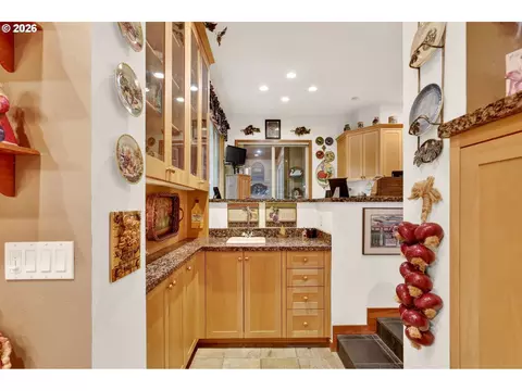 Kitchen - 284 SE 41st Ct, Gresham, OR 97080 photo 6 of 6