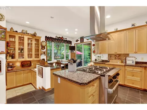 Kitchen - 284 SE 41st Ct, Gresham, OR 97080 photo 3 of 6