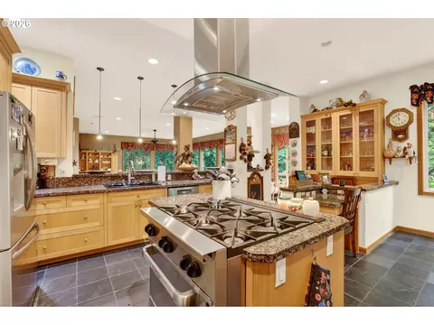 Kitchen - 284 SE 41st Ct, Gresham, OR 97080 photo 2 of 6