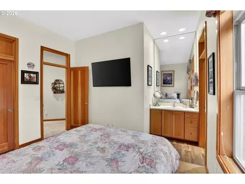Bedroom - 284 SE 41st Ct, Gresham, OR 97080 photo 6 of 8