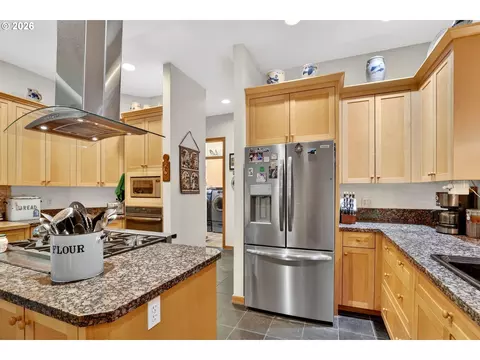 Kitchen - 284 SE 41st Ct, Gresham, OR 97080 photo 4 of 6