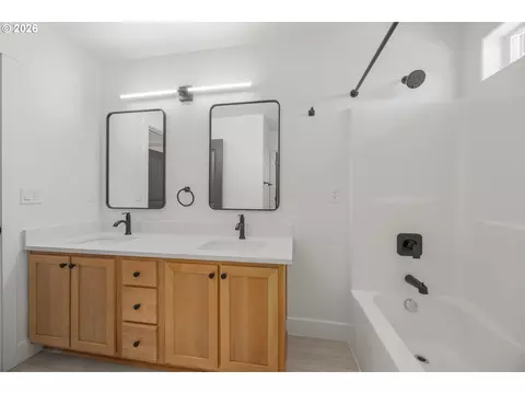 Bath - 601 St Charles St, Eugene, OR 97402 photo 4 of 5