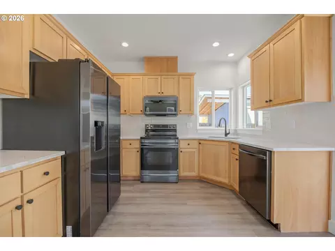 Kitchen - 601 St Charles St, Eugene, OR 97402 photo 2 of 4