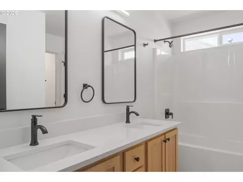 Bath - 601 St Charles St, Eugene, OR 97402 photo 2 of 5