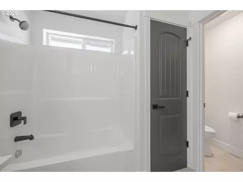 Bath - 601 St Charles St, Eugene, OR 97402 photo 3 of 5