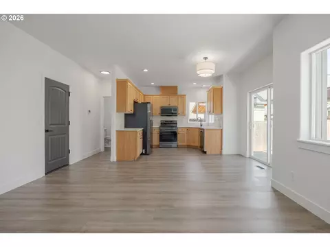 Living - 601 St Charles St, Eugene, OR 97402 photo 2 of 5