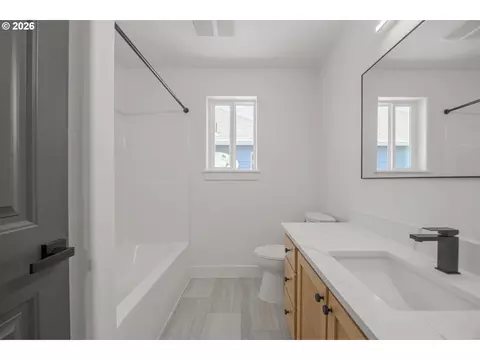 Bath - 601 St Charles St, Eugene, OR 97402 photo 5 of 5