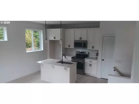 Kitchen - 951 Spelling Pl, Cascade Locks, OR 97014 photo 2 of 2