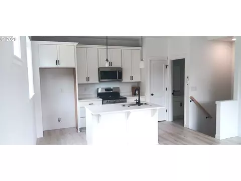 Kitchen - 951 Spelling Pl, Cascade Locks, OR 97014 photo 1 of 2