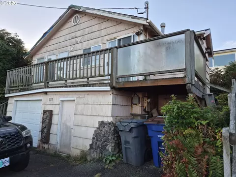 926 SW 6th St, Lincoln City, OR 97367