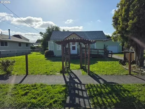 812 B St, Myrtle Point, OR 97458