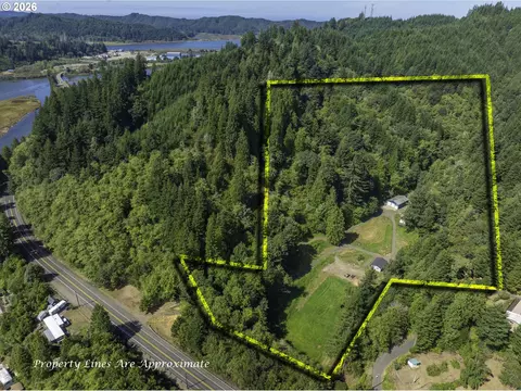 1040 Lower Smith River Rd, Reedsport, OR 97467
