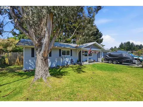 3854 Vista Dr, North Bend, OR 97459
