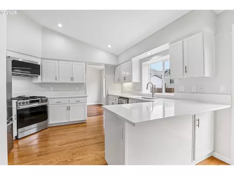 Kitchen - 2578 NW 4th St, Gresham, OR 97030 photo 3 of 4