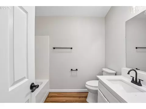Bath - 2578 NW 4th St, Gresham, OR 97030 photo 3 of 3