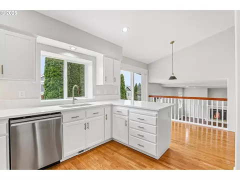 Kitchen - 2578 NW 4th St, Gresham, OR 97030 photo 4 of 4