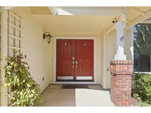 Entry Way - 367 Lynnbrook Dr, Eugene, OR 97404 photo 1 of 4