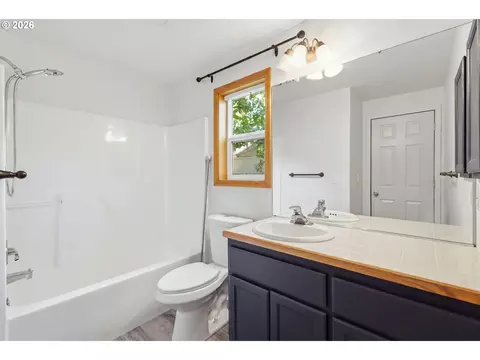 Bath - 367 Lynnbrook Dr, Eugene, OR 97404 photo 1 of 3