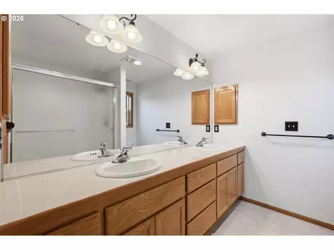 Bath - 367 Lynnbrook Dr, Eugene, OR 97404 photo 3 of 3