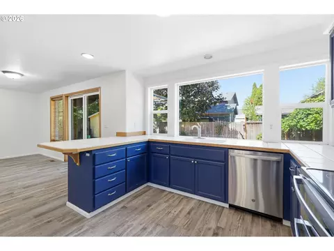 Kitchen - 367 Lynnbrook Dr, Eugene, OR 97404 photo 4 of 5