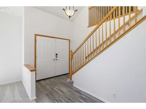 Entry Way - 367 Lynnbrook Dr, Eugene, OR 97404 photo 3 of 4