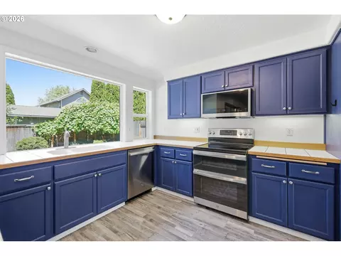 Kitchen - 367 Lynnbrook Dr, Eugene, OR 97404 photo 2 of 5