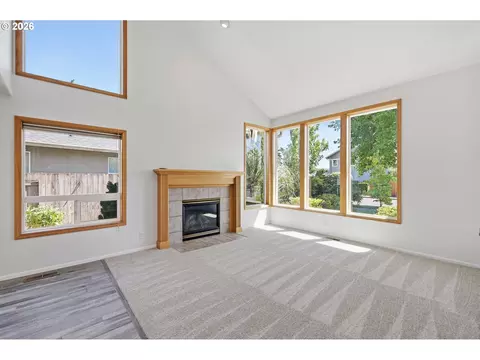 Living - 367 Lynnbrook Dr, Eugene, OR 97404 photo 3 of 9