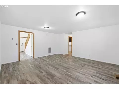 Living - 367 Lynnbrook Dr, Eugene, OR 97404 photo 9 of 9