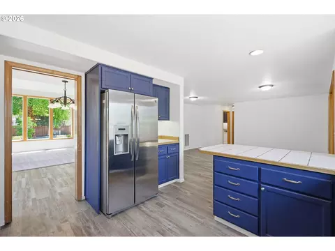 Kitchen - 367 Lynnbrook Dr, Eugene, OR 97404 photo 1 of 5