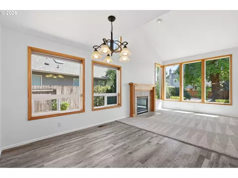 Living - 367 Lynnbrook Dr, Eugene, OR 97404 photo 5 of 9