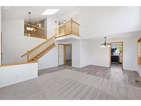 Living - 367 Lynnbrook Dr, Eugene, OR 97404 photo 8 of 9