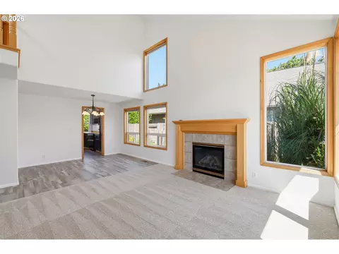 Living - 367 Lynnbrook Dr, Eugene, OR 97404 photo 4 of 9