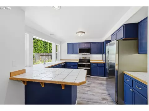 Kitchen - 367 Lynnbrook Dr, Eugene, OR 97404 photo 5 of 5