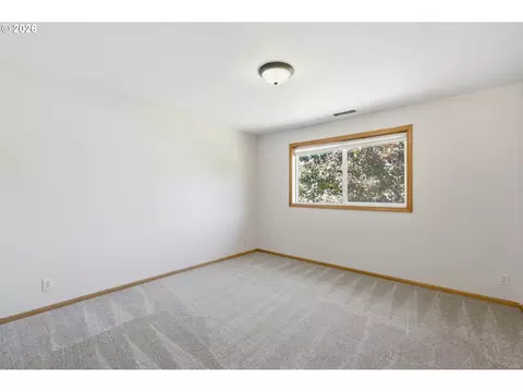Bedroom - 367 Lynnbrook Dr, Eugene, OR 97404 photo 1 of 8