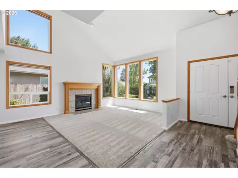 Living - 367 Lynnbrook Dr, Eugene, OR 97404 photo 2 of 9