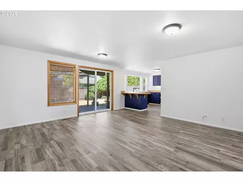 Living - 367 Lynnbrook Dr, Eugene, OR 97404 photo 6 of 9