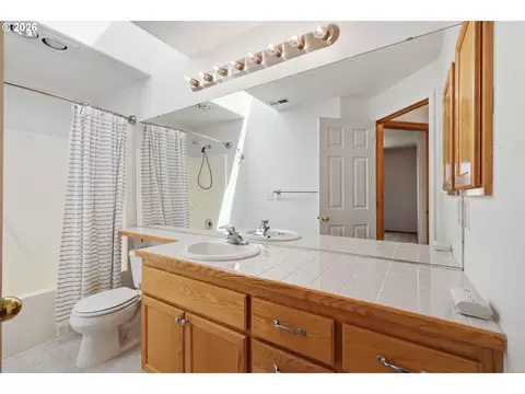 Bath - 367 Lynnbrook Dr, Eugene, OR 97404 photo 2 of 3