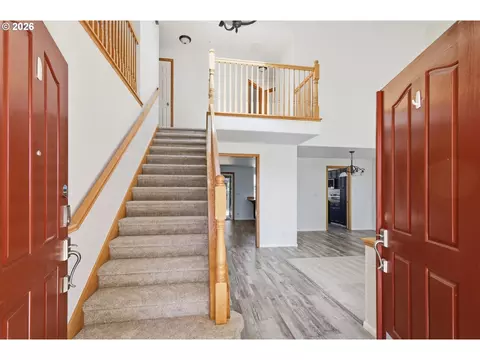 Entry Way - 367 Lynnbrook Dr, Eugene, OR 97404 photo 2 of 4