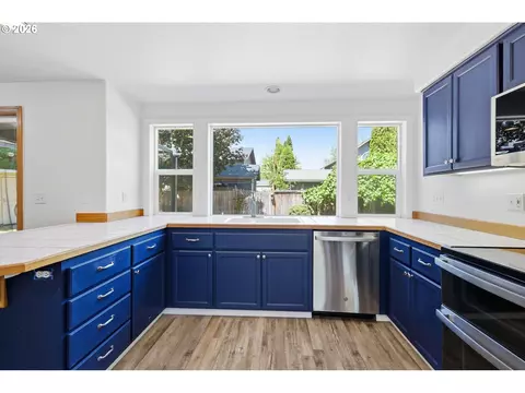 Kitchen - 367 Lynnbrook Dr, Eugene, OR 97404 photo 3 of 5