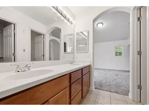 Bath - 1680 Riley Ln, Eugene, OR 97402 photo 4 of 6