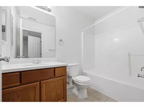 Bath - 1680 Riley Ln, Eugene, OR 97402 photo 5 of 6