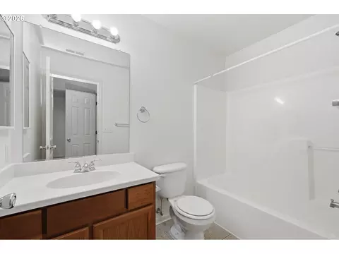 Bath - 1680 Riley Ln, Eugene, OR 97402 photo 6 of 6