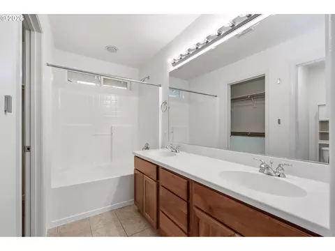 Bath - 1680 Riley Ln, Eugene, OR 97402 photo 2 of 6