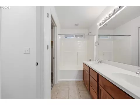 Bath - 1680 Riley Ln, Eugene, OR 97402 photo 3 of 6